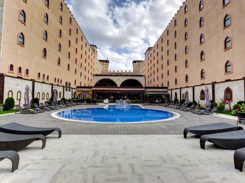 استخر روباز هتل سوهان